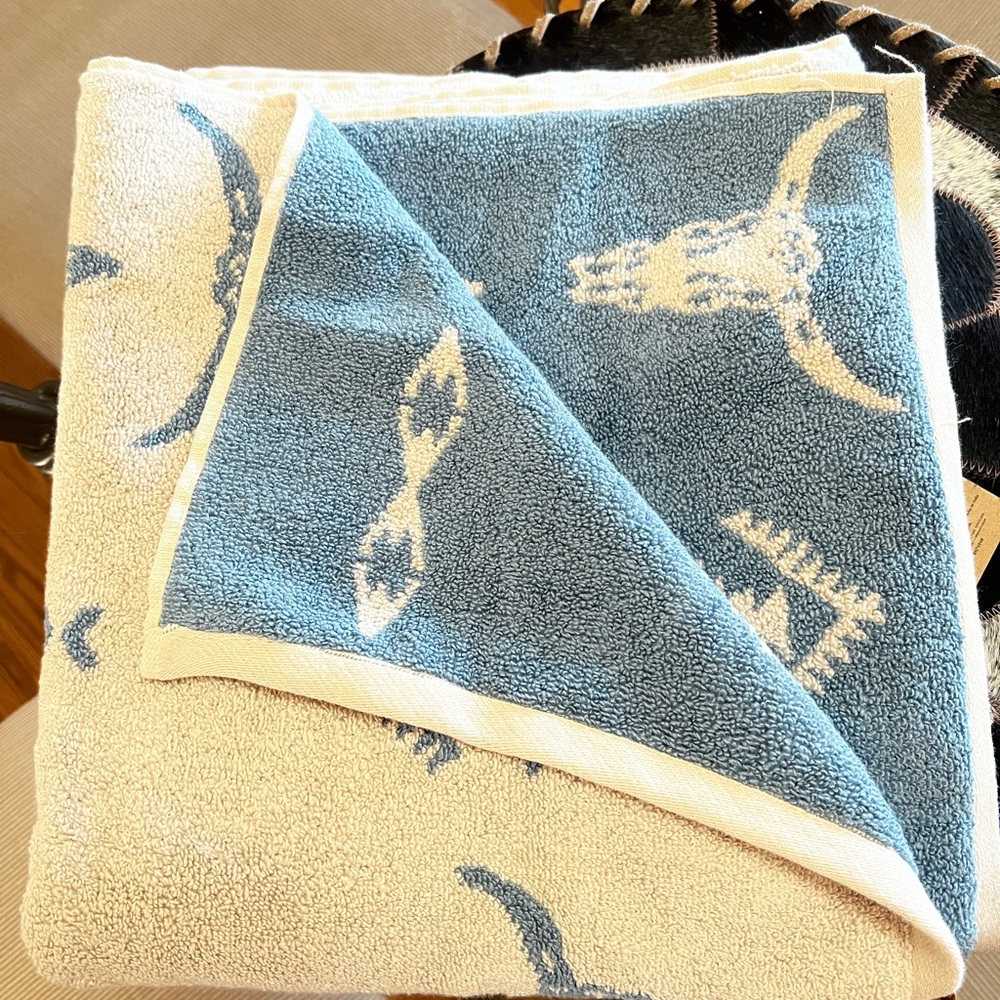 Wrangler Blue and Cream Bath Towels - Picture 3 of 4
